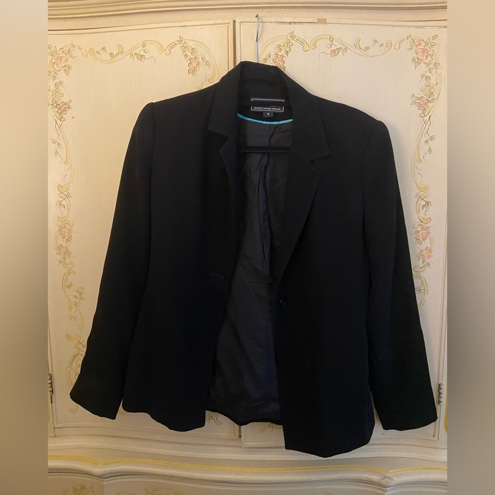 Harold’s black oversized blazer
